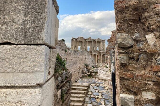 Izmir to Private Ephesus - Artemission Temple-Mother Mary's House - Terrace Houses as an add-on: only if you want extra digging time